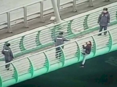 
                    В Нур-Султане полицейские спасли мужчину от прыжка с моста
                