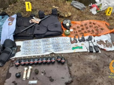 
                    В Алматы полицейские нашли очередной схрон с оружием и боеприпасами
                
