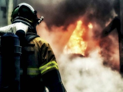 
                    Хлопок газовоздушной смеси произошел во время тушения пожара на СТО в Алматы
                