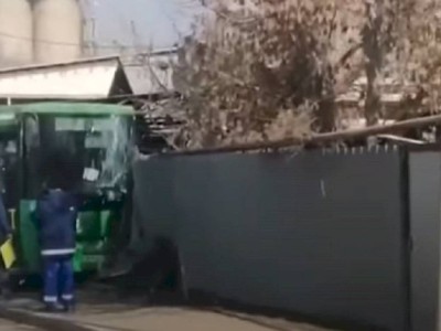 
                    Пассажирский автобус врезался в забор жилого дома в Алматы
                