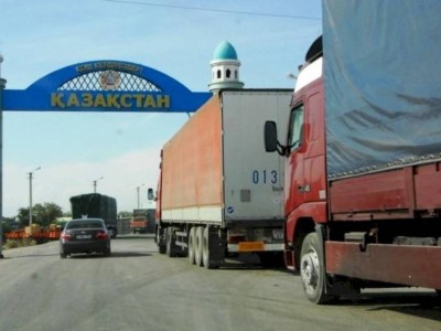 
                    Казахстан предложил России ускорить процесс прохождения досмотра грузов на границе
                