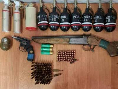 
                    В лесополосе по дороге на Медеу найден схрон с оружием и боеприпасами
                