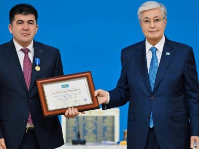 
                    Президент Казахстана наградил посла дружбы АНК Акбара Асадулло
                