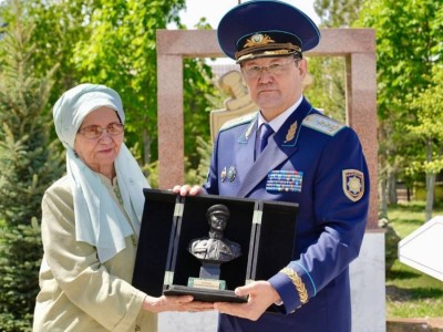 
                    В Жуалы открыли мемориальную доску Бауыржану Момышулы – генпрокурор Берик Асылов
                