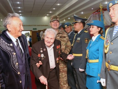 
                    80-летие Победы: в Алматы поздравили ветеранов войны и тружеников тыла – фоторепортаж 
                