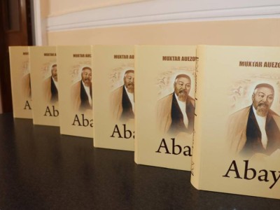 
                    В Баку представили переиздание романа Мухтара Ауэзова об Абае на латинице
                