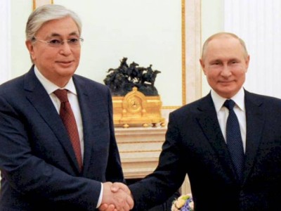 
                    Президенты Казахстана и России встретились в Москве
                