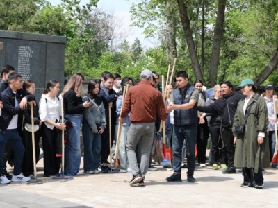 
                    В Алматы прошла масштабная уборка на Центральном кладбище
                