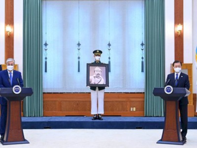 
                    Токаев принял участие в церемонии, посвященной памяти национального героя Кореи Хон Бом До
                