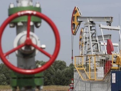 
                    Впервые с мая цена нефти опустилась ниже 65 долларов за баррель
                