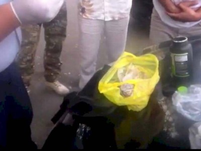 
                    Застигнутые врасплох наркопоставщики пытались смыть вещдоки в унитаз
                