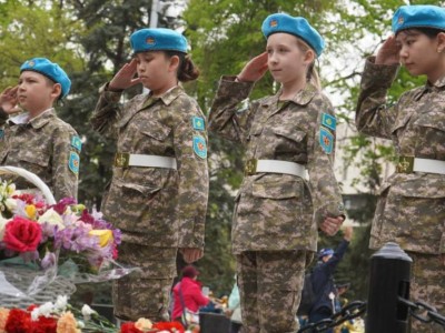 
                    Школьники Алматы заступили на вахту у Вечного огня
                