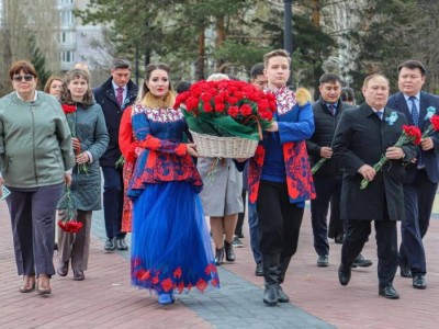 
                    Делегация из России возложила цветы к мемориалу «Победа» в ВКО 
                