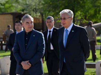 
                    Токаев и Бердымухамедов посетили комплекс «Этноаул»
                