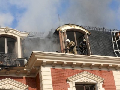 
                    Пожар разгорелся в строящемся доме частного сектора в Алматы
                