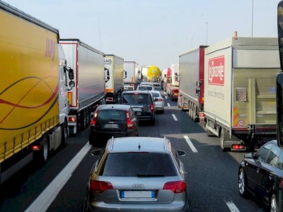 
                    Три сотни автомобилей скопилось на погранпереходах Казахстана
                