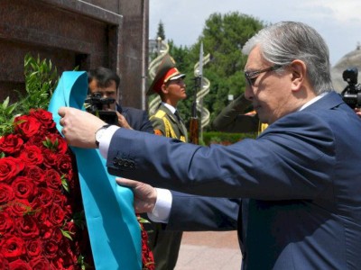 
                    Касым-Жомарт Токаев возложил венок к монументу Исмоила Сомони в Душанбе
                