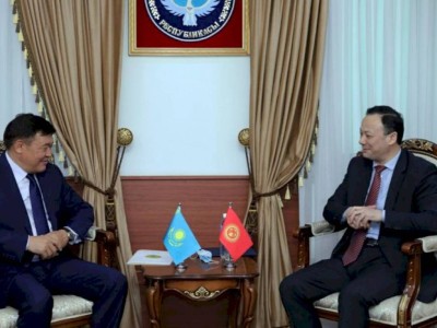 
                    Посол Казахстана вручил копии Верительных грамот главе МИД Кыргызстана
                