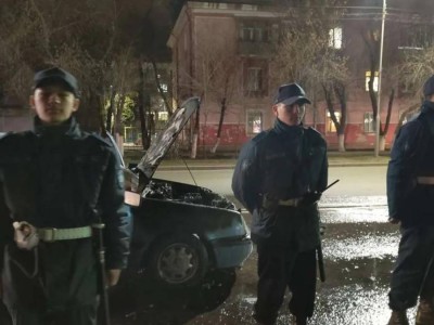 
                    Гвардейцы потушили загоревшийся автомобиль в Павлодаре
                