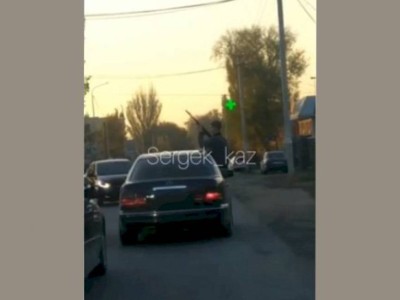 
                    Видео кортежа без госномеров с автоматчиком в одном из автомобилей распространяется в сети
                