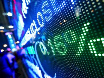 
                    Доллар сдает позиции к основным валютам
                