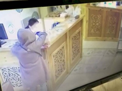 
                    Серийная воровка попала на видео во время кражи ящика для пожертвований в Алматы
                