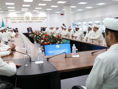 
                    Советник Президента Малик Отарбаев встретился в Алматы с представителями духовенства
                