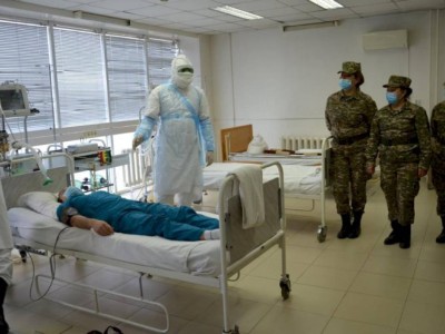
                    COVID-19: Военные медики проходят спецподготовку
                