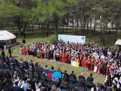 
                    В КазНУ песни Абая хором исполнили 1000 человек
                
