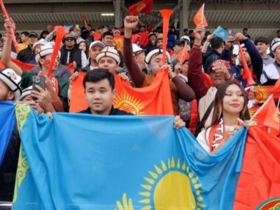 
                    Всемирные игры кочевников: болельщики с синим флагом в руках поразили иностранцев
                