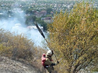
                    В Алматы загорелся склон горы
                