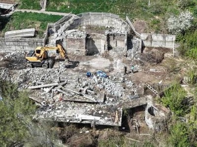 
                    Очередной незаконный обьект в предгорье Алматы сносят по решению суда
                