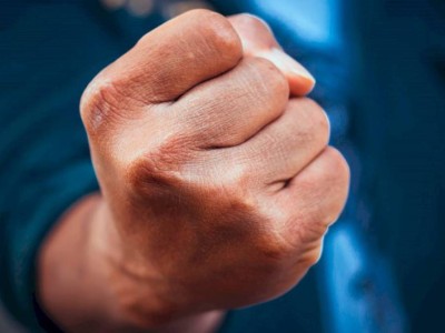 
                    Урок «этикета»: ударивший ребенка алматинец публично принес извинения
                