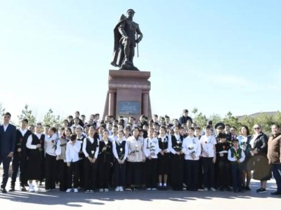 
                    80-летие Победы: школьники возложили цветы к памятнику Бауыржана Момышулы в Астане
                