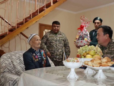 
                    96-летнего ветерана войны поздравили с Днем Республики офицеры Минобороны
                