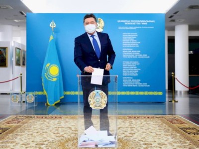 
                    Аскар Мамин проголосовал на парламентских выборах
                