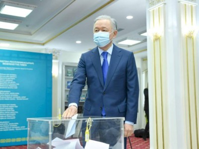 
                    Нурлан Нигматулин проголосовал на парламентских выборах
                