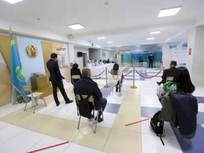 
                    Уалихан Калижанов проголосовал на избирательном участке в Алматы
                