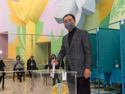 
                    Аким Алматы Бакытжан Сагинтаев проголосовал на выборах
                