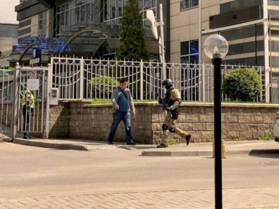 
                    Полиция Алматы ведет переговоры со стрелком из «Бухар Жырау Тауэрс»
                
