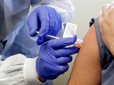 
                    Минздрав: Люди, вакцинированные от COVID-19, не опасны для непривитых
                