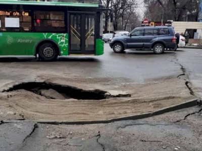 
                    Жесткие санкции грозят подрядчику за провал дорожного покрытия в центре Алматы
                