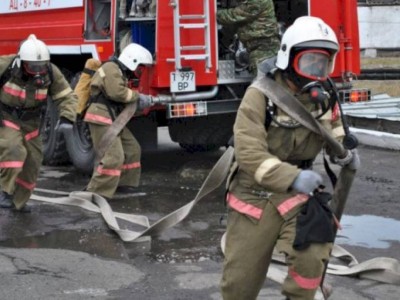 
                    Алматинские пожарные спасли из огня сотрудницу магазина
                