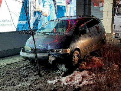 
                    Пьяный водитель повредил посаженный возле магазина Sulpak в Алматы дуб
                