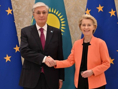 
                    Глава государства провел переговоры с президентом Европейской комиссии
                