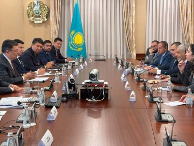 
                    Канат Бозумбаев обсудил сотрудничество в сфере ВИЭ с эмиратской компанией AMEA Power 
                