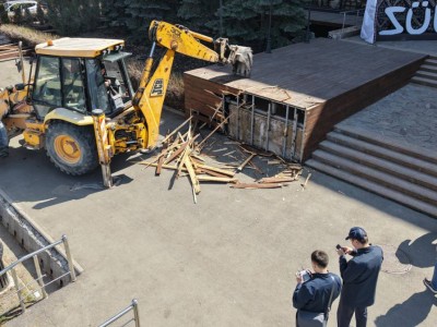 
                    В Алматы приступили к сносу кафе в центре города 
                