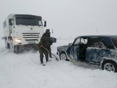 
                    Более 60 казахстанцев вызволили из снежных заносов в выходные дни
                