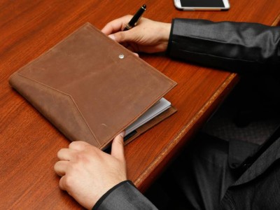 
                    Миллион за услугу: в Караганде чиновник попался на взятке 
                