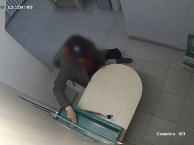 
                    Грабитель попал на видеокамеру ломбарда в Уральске 
                